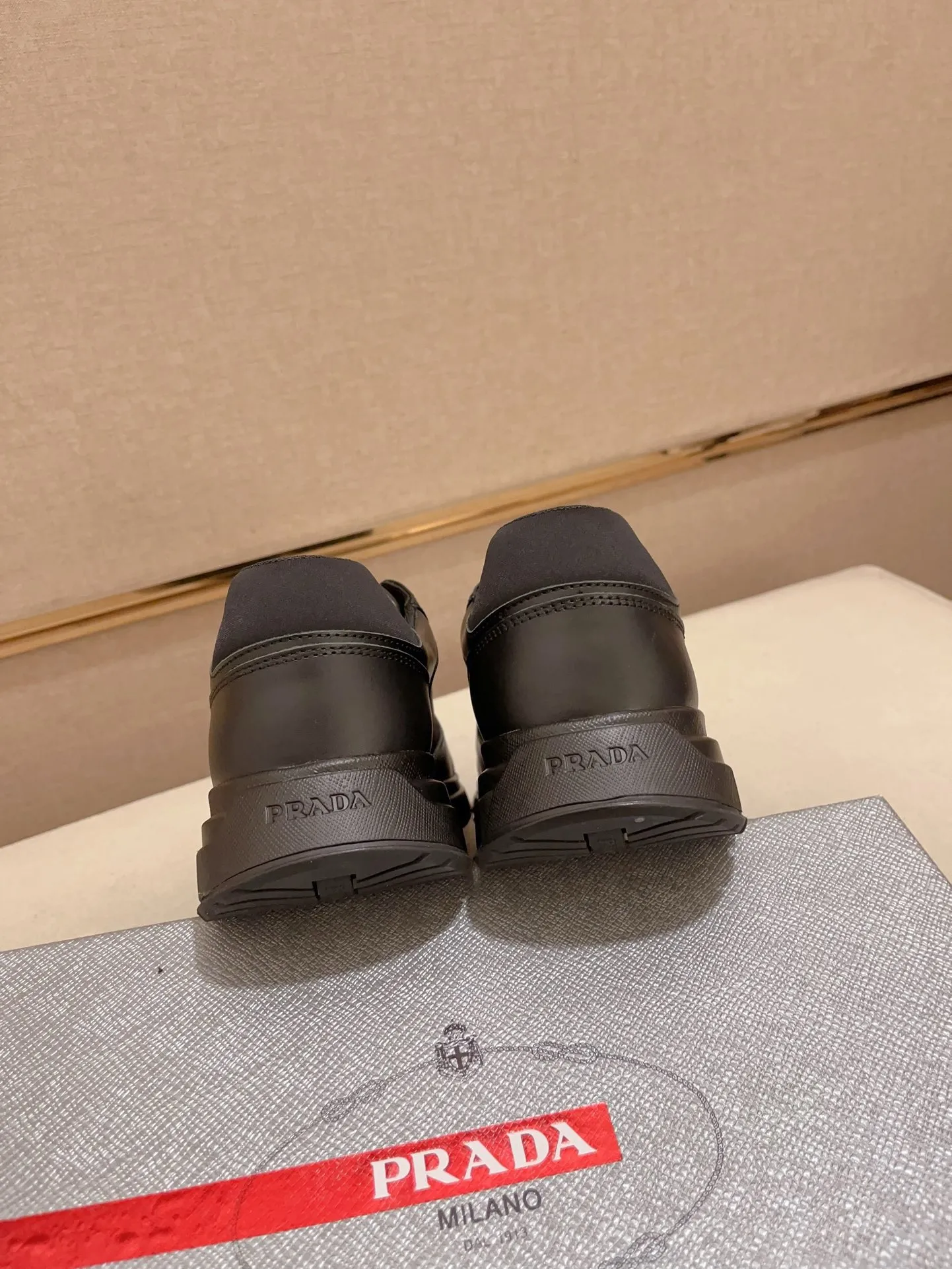 Men's shoes 💰 560 💰 (high version) new Prada (Prada) high-tops are launched at the same time, new men's shoes, 😘fabrics are selected from waterproof technical cloth. First layer cowhide lining. 👍🏿Original molded anti-slip rubber outsole, with exquisite lines, simple and elegant, comfortable and high-end for leisure travel. Number of yards: 38 to 44. (Can be customized for 45.46.)